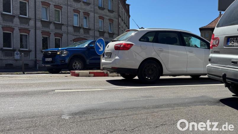 Hitze macht auch den Straßen zu schaffen: Sie sorgt für Spurrinnen auf den Fahrbahnen. Wie das aussieht, kann man am Amberger Kreisverkehr, vor dem Cineplex-Kino, sehen. Bild: Heike Unger