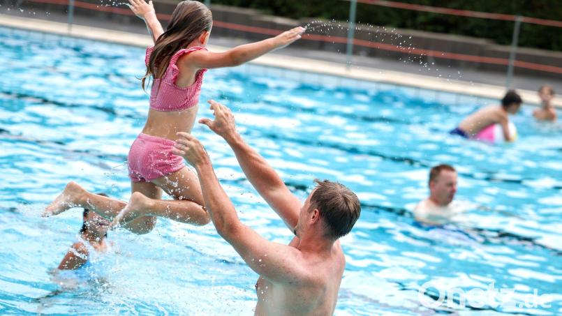 Eltern möchten, dass ihre Kinder sicher Spaß im Wasser haben können. Doch die Wartelisten für Schwimmkurse in Weiden und dem Landkreis Neustadt/WN sind lang. Symbolbild: Christoph Reichwein/dpa