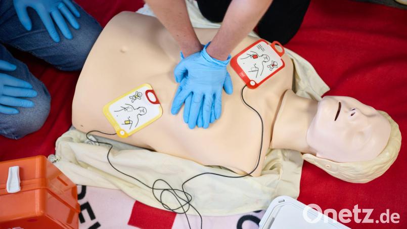 Die Überlebensrate bei Reanimationen außerhalb des Krankenhauses ist seit Jahren nicht signifikant gestiegen - sie liegt stabil bei elf Prozent. (Symbolbild) Bild: Bernd Thissen/dpa