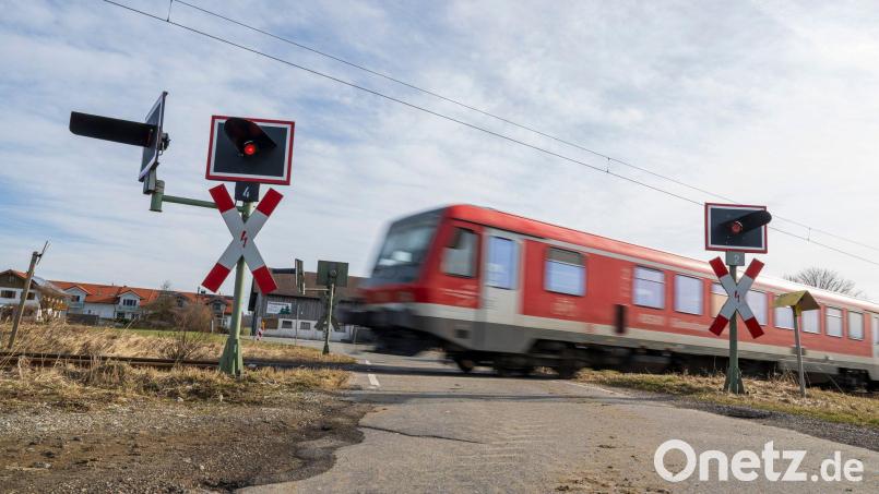 Die Bahnstrecke zwischen Traunstein und Ruhpolding wird zwischen September und November wochenlang nicht befahren. In dieser Zeit finden Bauarbeiten statt. (Archivbild) Bild: Peter Kneffel/dpa