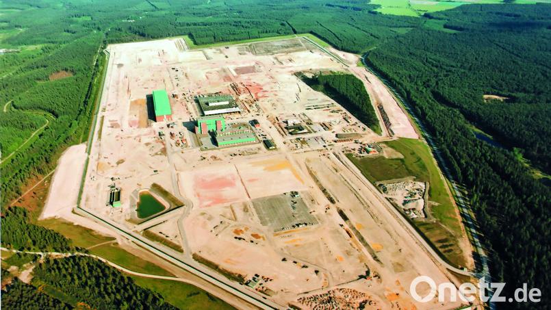 Die Baustelle der geplanten Wiederaufarbeitungsanlage in Wackersdorf aus der Luft. Erste Gebäude und Fundamente waren vor dem Baustopp bereits errichtet. Archivbild: Gerhard Götz