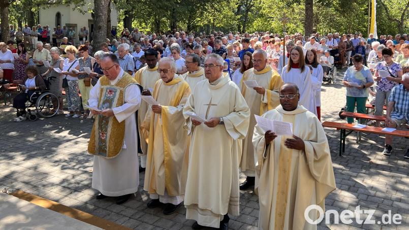 Fünf Pfarrer konzelebrierten die Eucharistiefeier am Morgen für Hunderte von Senioren am Freialtar. Bild: Marianne Moosburger