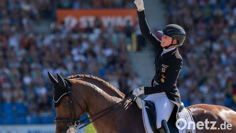 Freut sich über Bronze: Katharina Hemmer auf Denoix, die auf die Kür verzichtet. Bild: Rolf Vennenbernd/dpa