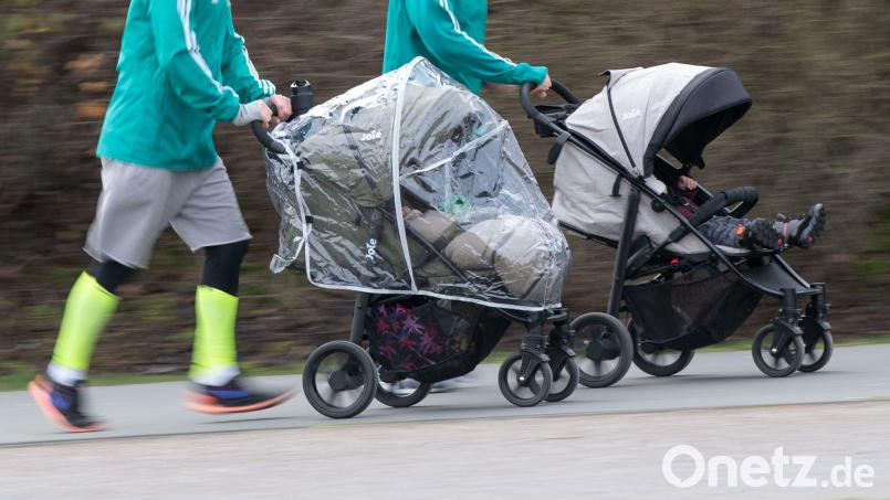 Der Kinderwagen kann vor Verletzungen schützen. (Symbolbild) Bild: Bernd Thissen/dpa