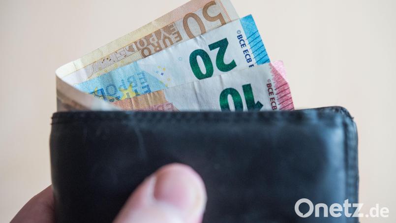 Trotz Krise mehr in der Tasche. Die Medianlöhne sind im Jahr 2025 durchweg gestiegen. Symbolbild: Lino Mirgeler/dpa