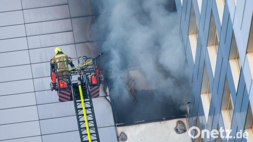 Am Freitagmorgen standen Wohnungen in zwei Berliner Hochhäusern in Flammen. Bild: Christophe Gateau/dpa