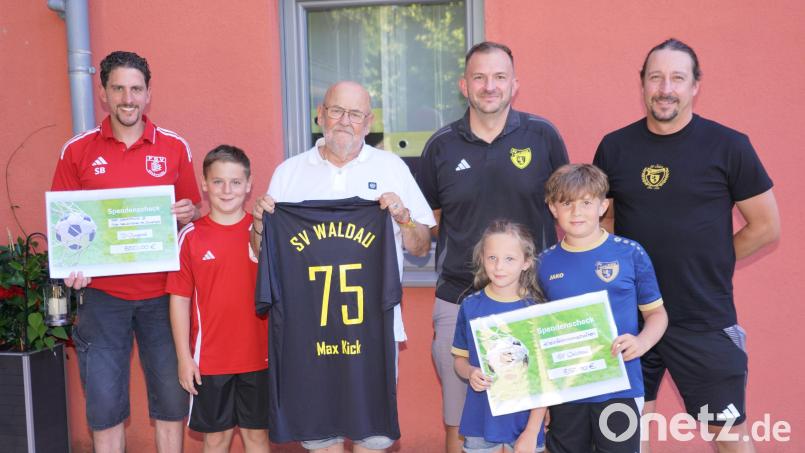 Max Kick (Dritter von links) überreichte an stellvertretenden Jugendleiter Stefan Bruischütz (links) sowie SV-Waldau-Jugendleiter Johannes Ertl (hinten, Zweiter von rechts) und SV-Waldau-Vorsitzenden Roman Lindner (rechts) Spenden. Mit im Bild sind die Enkelkinder des Jubilars Felix, Charlotte und Ferdinand (von links). Bild: Franz Völkl