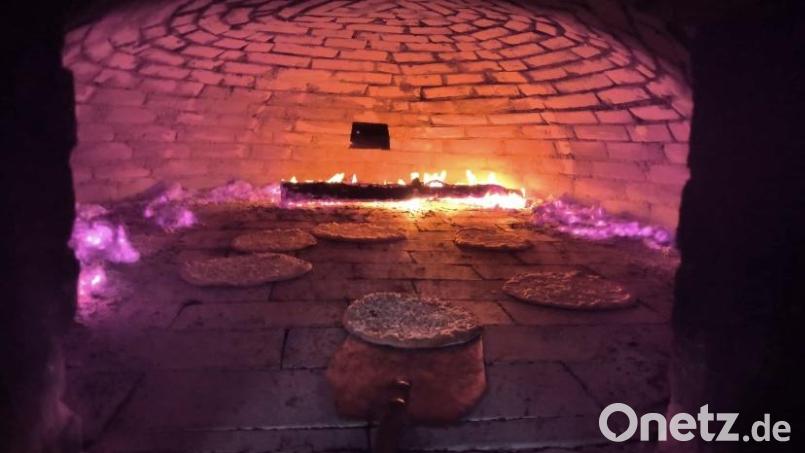 Höhepunkt das Backofenfests sind die selbstgemachten Zwiebelkuchen nach altem Högener Rezept: Mit Butter bestrichen, mit Zwiebeln, Salz und Kümmel bestreut. Archivbild: Gabriele Leonie Bräutigam