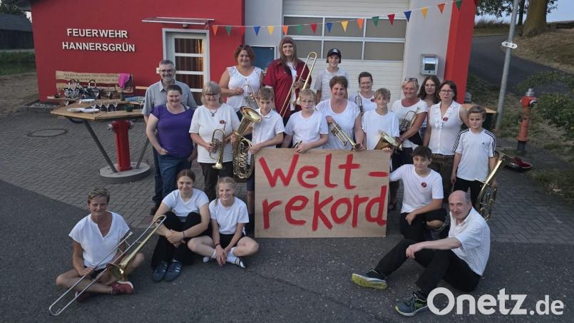 Besonders erfreut waren die Rückkehrer von der Überraschungsparty am Feuerwehrhaus in Hannersgrün. Bild: Ulrike Kummer
