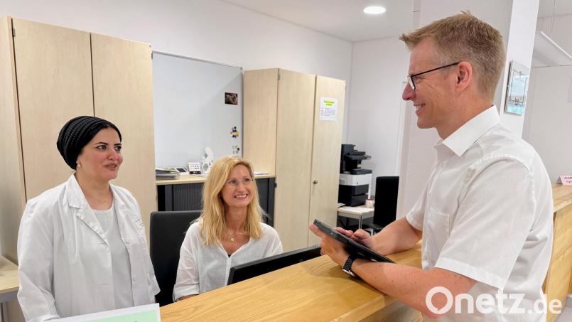 Der kaufmännische Leiter des MVZ im Klinikum Weiden Lars Bergmann (rechts), Gynäkologin Dr. Nancy Ahmed (links) und Praxismanagerin Sandra Bergmann am neuen zentralen Anlaufpunkt der Gynäkologie und Orthopädie. Davon sollen sowohl Patientinnen und Patienten als auch das Personal profitieren. Bild: Gabi Schönberger