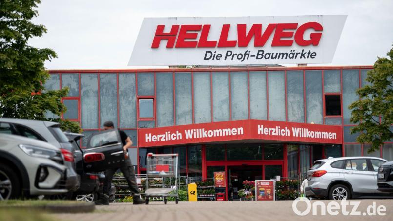 Die Baumarktkette Hellweg und die Tochtergesellschaft BayWa Bau- und Gartenmärkte hatten im Juni Insolvenz in Eigenverwaltung angemeldet. Laut Sanierungsgeschäfsführung werden viele Filialen wohl bleiben, nicht aber die Zentralen in Dortmund und Garching. (Archivbild) Bild: Fabian Strauch/dpa