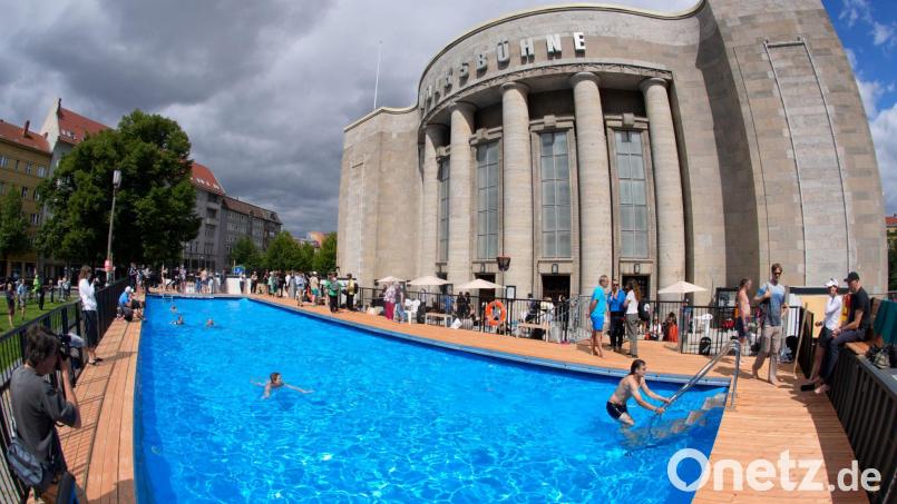 Die Volksbühne sagte die umstrittene Veranstaltung aus Sicherheitsgründen ab. (Archivbild) Bild: Soeren Stache/dpa