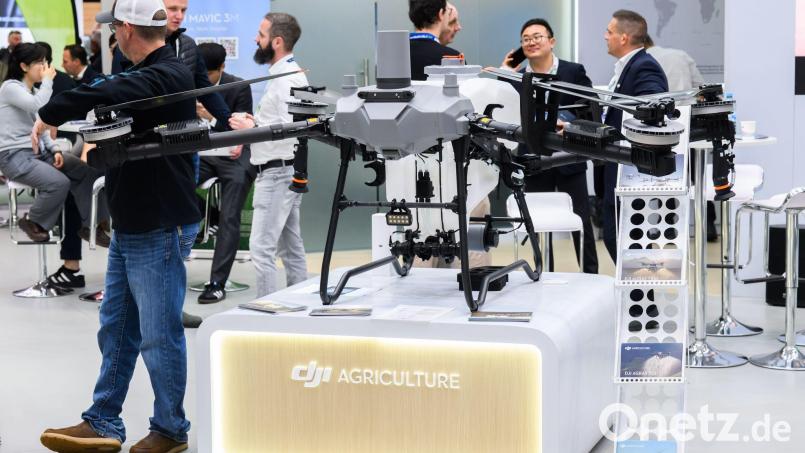 Eine Drohne des chinesischen Herstellers DJI. Die USA verhängen neue Zölle von bis zu 100 Prozent auf Drohnen aus dem Ausland. (Archivbild) Bild: Julian Stratenschulte/dpa