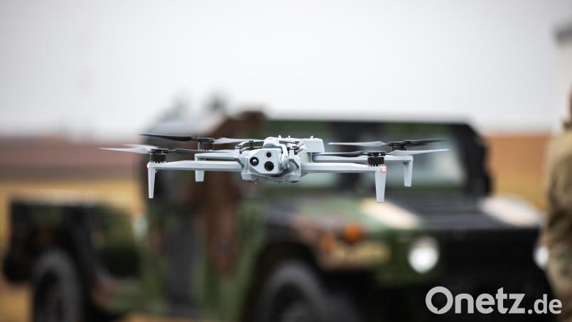 Eine kleine Drohne schwebt über dem Gelände des Truppenübungsplatzes Grafenwöhr – hier bei einer Übung. Ansonsten ist der Luftraum dort Sperrgebiet für zivile Drohnen. Symbolbild: Spc. Brent Lee/US Army