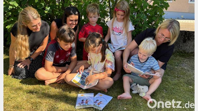 Fritz (9), Henry (4), Rosalie (6), Alice (7) und Toni (3) blättern im Entdeckerbuch. Ihre Mütter Nadine Rozsypal, Melanie Roppert und Anja Grädler (von links) freuen sich über das gelungene Nachschlagewerk für Ausflugsziele mit Insidertipps. Bild: san