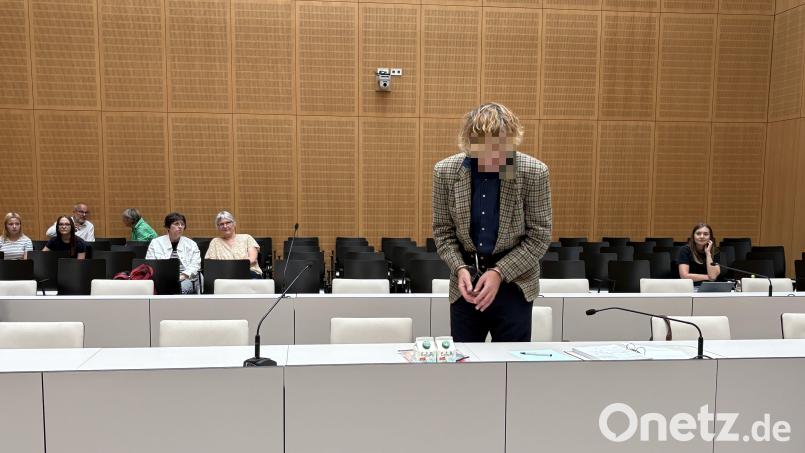 Der Angeklagte im Millionenerbeprozess am Landgericht Weiden muss den Gerichtssaal weiterhin in Handschellen betreten. Bild: Jonas Pieronczyk