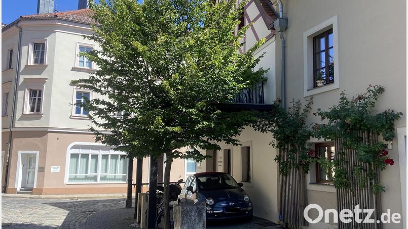 Die Amberger Altstadt muss nicht in der Hitze ersticken. Ein Baum – gepflanzt von einem Privatmann – spendet Schatten, ein Brunnen – selbst angelegt – schafft ein angenehmes Klima. Bild: Andreas Ascherl