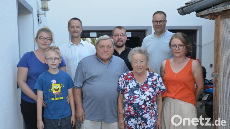 Manfred Kraus blickt an seinem 80. Geburtstag auf ein bewegtes Leben zurück. Mit seiner Ehefrau Barbara (Dritte von rechts), seinen Kindern Franziska (links), Mathias (Mitte) und Maria (rechts) und Enkel Kilian (vorne, links) feierte er. Zweiter Bürgermeister Josef Maier (Zweiter von rechts) und Ortssprecher Wolfgang Kiesbauer (Dritter von links) gratulierten. Bild: Elisabeth Dobmayer