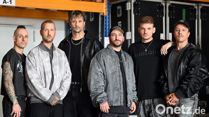 Die Band Electric Callboy steht in einer Halle in Castrop-Rauxel - von links nach rechts: Frank Zummo, Daniel Haniß, Kevin Ratajczak, Nico Sallach, Pascal Schillo und Daniel Klossek. (Archivbild) Bild: Federico Gambarini/dpa