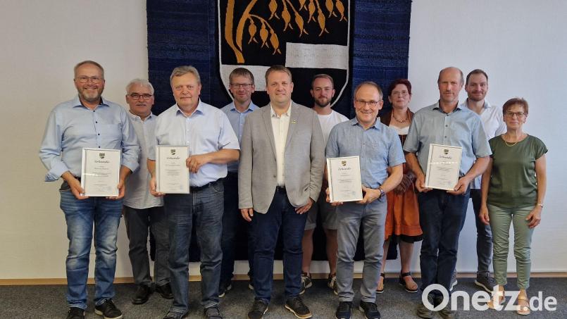 Mit einem Festakt verabschiedete Bürgermeister Andreas Hösl (Fünfter von links) im Namen des Gemeinderats die ausgeschiedenen Gemeinderatsmitglieder Matthias Fütterer (links), Dr. Gerhard Kellner (Dritter von links), Stefan Seitz (Fünfter von rechts) und Robert Gruber (Dritter von rechts). Anschließend gab es einen Stehempfang. Bild: Andreas Hösl