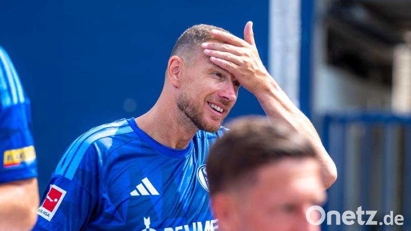 Edin Dzeko will mit 40 Jahren noch einmal in der Bundesliga angreifen. (Archivbild) Bild: David Inderlied/dpa