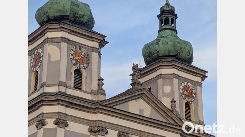 Deutlich erkennbar sind die weißen Stellen an der Fassade: Dort war der Putz vergangenes Jahr ausgebessert worden. Jetzt folgt eine umfassende Untersuchung der Westfassade, weshalb die Basilika am Montag, 17. August, nur eingeschränkt zugänglich ist. Bild: Paul Zrenner