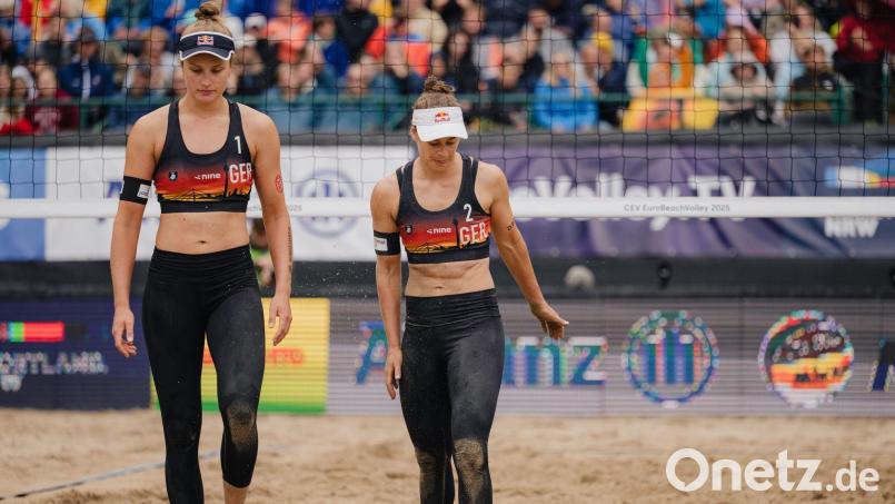 Auch Svenja Müller (l) und Cinja Tillmann scheiterten bei der Beach-EM im polnischen Stare Jablonki früh. (Archivbild) Bild: Marius Becker/dpa
