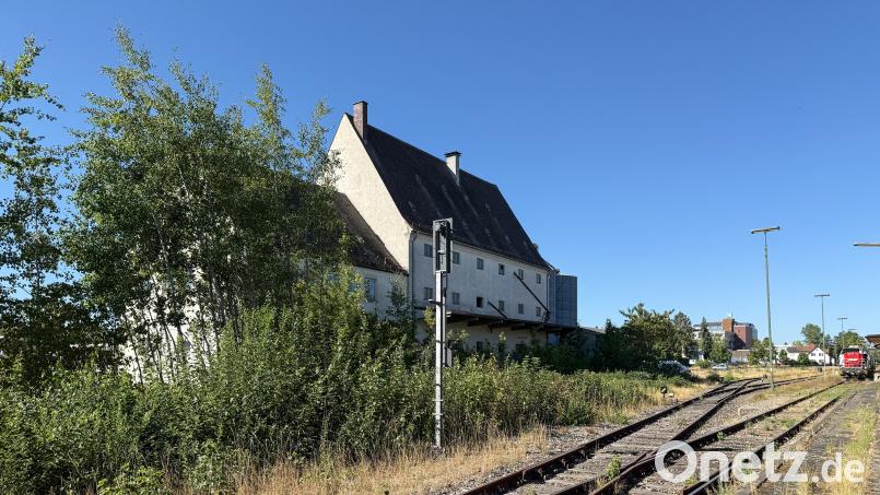Das ehemalige Baywa-Gelände am Hirschauer Bahnhof. Ein Unternehmer hat es gekauft, die Stadt Hirschau will es für sich. Deshalb soll das Verwaltungsgericht entscheiden. Bild: Petra Hartl