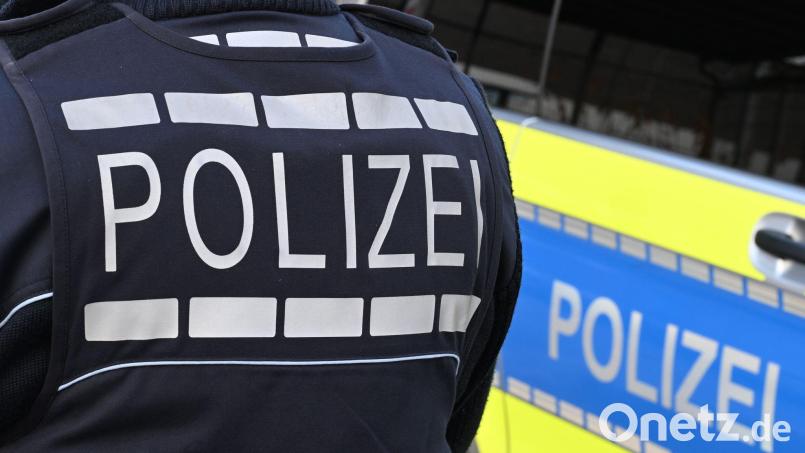 Nach dem tödlichen Unfall ist die Staatsstraße vorerst gesperrt. (Archivbild) Bild: Bernd Weißbrod/dpa