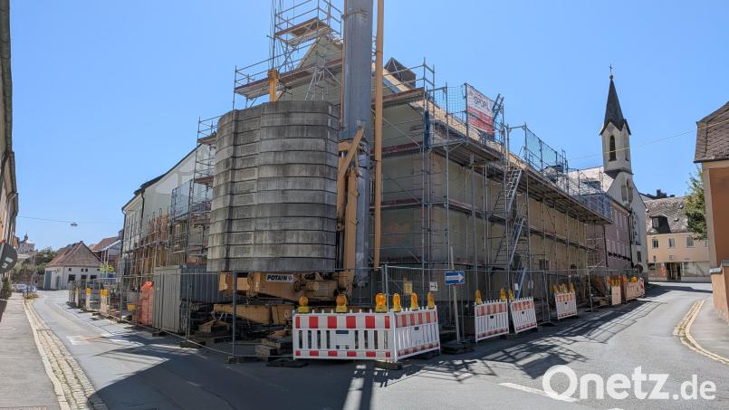 Blick auf die Baustelle des Luitpold-Theaters. Auf Grund von Kanalarbeiten ist dort ab 24.8. eine Durchfahrt nicht mehr möglich – auch nicht Richtung Luitpoldplatz. Bild: Mirko Streich