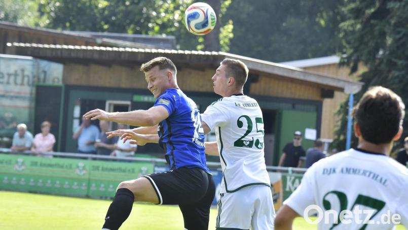 Christoph Fenninger (links) traf für die SpVgg SV Weiden doppelt beim 3:3 beim ASV Neumarkt. Archivbild: Hubert Ziegler