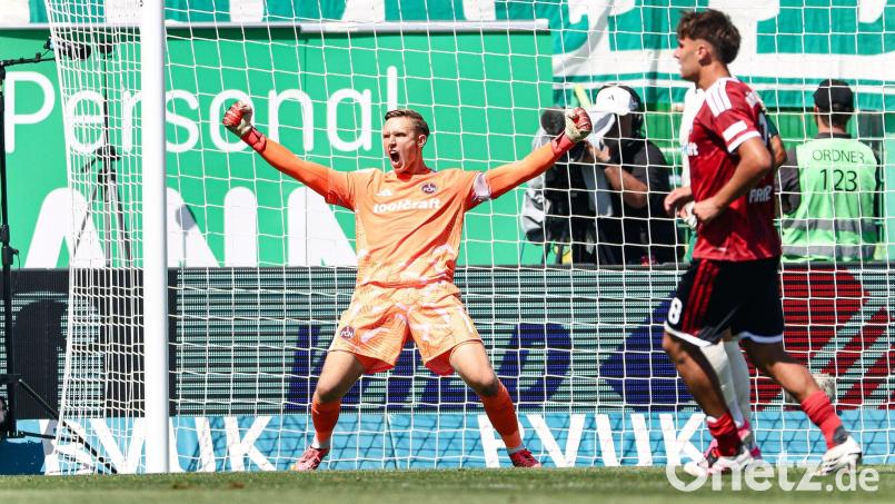 Nürnberg-Torhüter Reichert jubelt nach einem gehaltenen Foulelfmeter. Bild: Daniel Löb/dpa