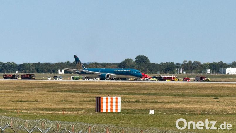 Eine Maschine von Vietnam Airlines ist nach dem Start in München wegen Schäden an Reifen und Fahrwerk sicher zurückgekehrt. Bild: Uwe Lorz/dpa