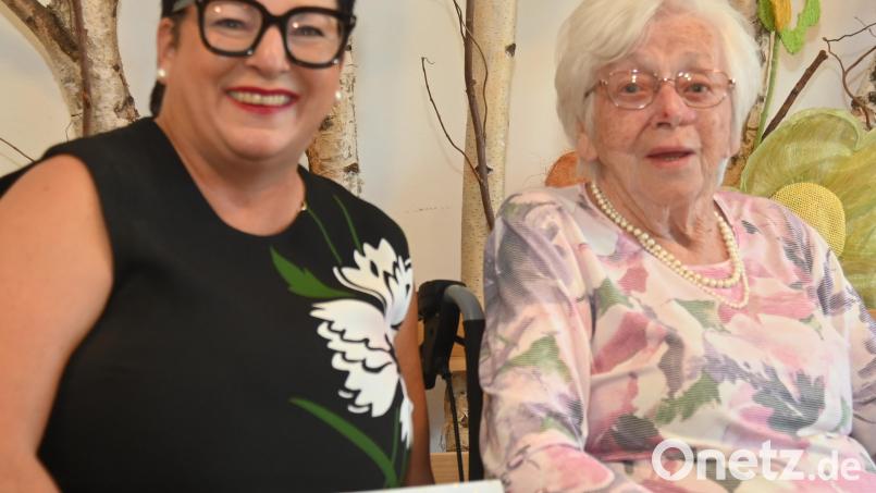 Katharina Wagner (rechts) feiert 90. Geburtstag. Dazu gratuliert Bürgermeisterin Birgit Fruth (links) im Auftrag des Oberbürgermeisters und des Amberger Stadtrats. Bild: Gerhard Franz