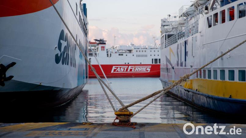 Viele Fähren müssen wegen der starken Winde in der Ägäis vorübergehend in den Häfen vertäut bleiben. Bild: Socrates Baltagiannis/dpa