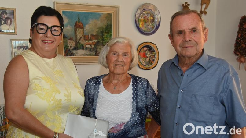 Nach 65 Ehejahren haben Magdalena und Franz Wiesmeth Eiserne Hochzeit gefeiert. Ambergs Bürgermeisterin Birgit Fruth gratulierte. Bild: Gerhard Franz