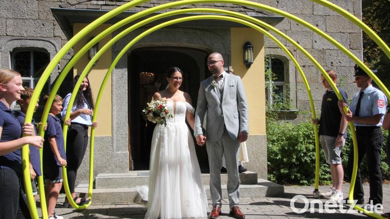 Freudestrahlend verlassen Katrin und Thomas Ulrich die Steinbergkirche, wo schon viele Gratulanten Spalier standen. Bild: Konrad Rosner
