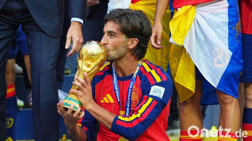 Wechselt von Barcelona nach Paris: Ferran Torres. (Archivbild) Bild: Julio Cortez/AP/dpa