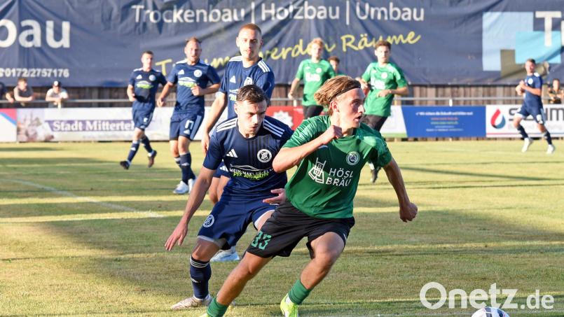 Der SV Mitterteich besiegte am Freitagabend die SG Regnitzlosau mit 2:0. Alexander Dylda (grünes Trikot) erzielte das 1:0. Bild: Rudi Gebert