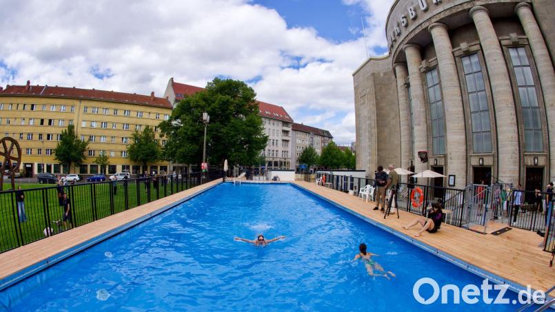 Das „Volksbad“ vor der Berliner Volksbühne soll bis Oktober geöffnet sein (Archivbild) Bild: Soeren Stache/dpa