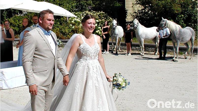 Als frisch vermähltes Ehepaar machten sich Elena und Andreas Graf auf den Weg zu den Gratulanten. Auch weiße Araberpferde standen Spalier. Bild: Bertram Nold