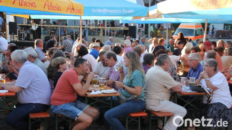 Am Abend war beim 38. Bürgerfest der Gemeinde Reuth, das in Röthenbach stattfand, mächtig was los. Bild: Konrad Rosner