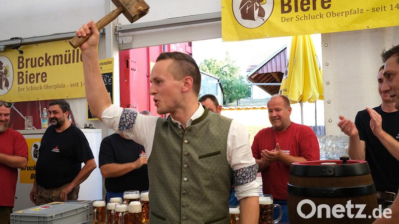 Bürgermeister Martin Bauer schwingt den Schlegel und sticht bei der "Schmigoner Kirwa" das erste Fass an. Bild: Rudolf Hirsch