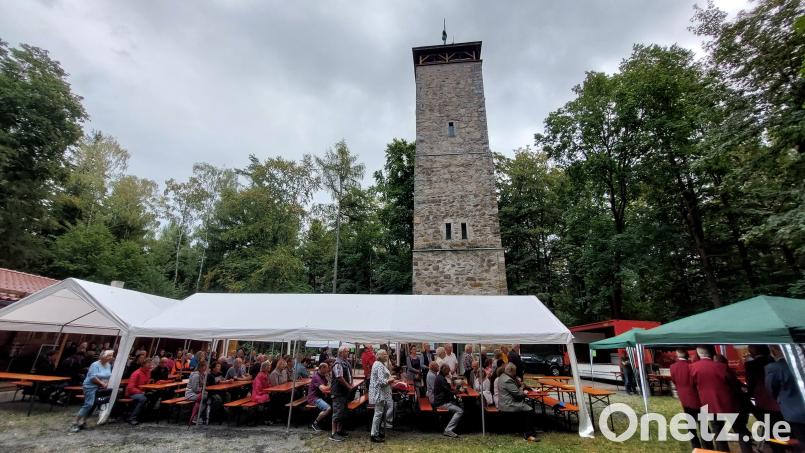 Unterm Vierlingsturm feierte am Sonntag der Oberpfälzer Waldverein, Zweiverein Weiden, sein traditionelles Turmfest. Bild: Helmut Kunz