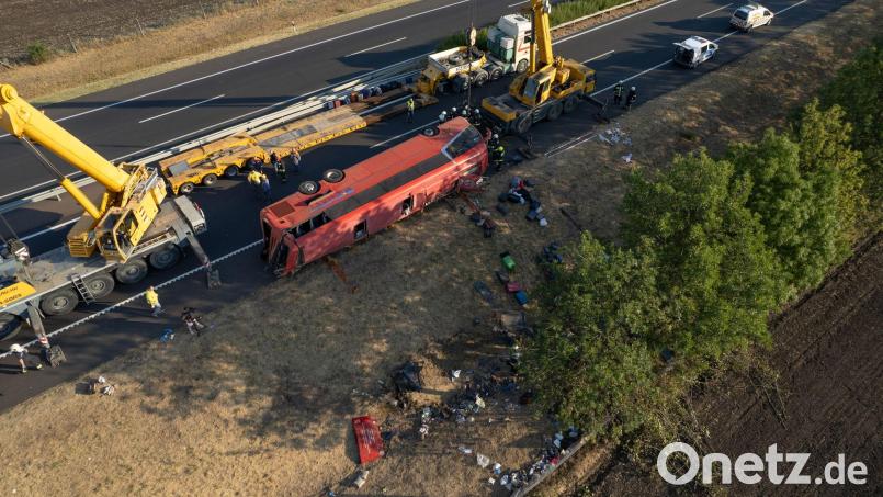 Beim Unfall eines polnischen Reisebusses starben im Osten Ungarns mindestens zwölf Menschen. Bild: Zoltan Mathe/MTI/AP/dpa