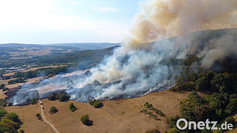 Der Brand in Waldaschaff ist nicht gelöscht, aber unter Kontrolle. Bild: Ralf Hettler/dpa