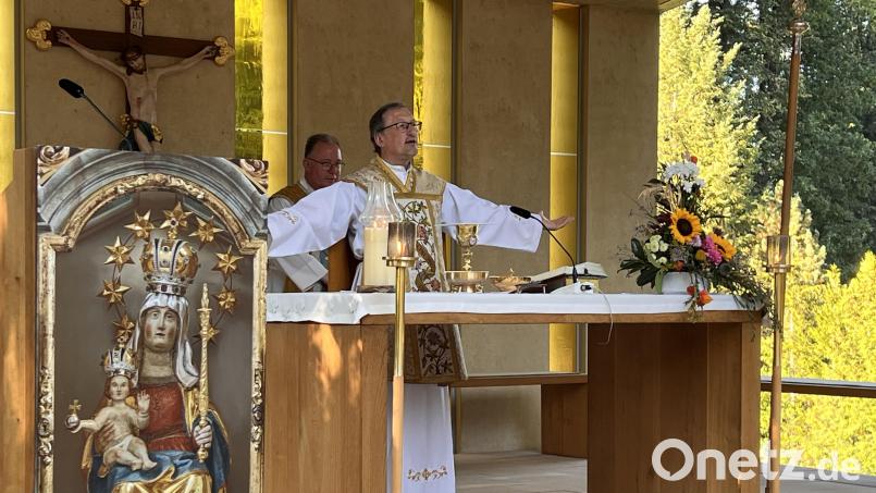Der Gebenbacher Pfarrvikar Christian Preitschaft zelebrierte den Abendgottesdienst. Bild: Marianne Moosburger