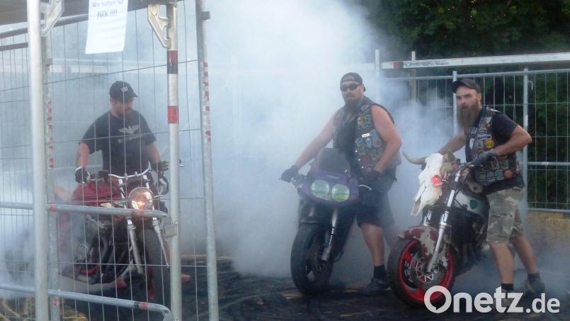 Hier gilt das Sprichwort einen "heißen" Reifen fahren - drei Fun-Bikers im Burnout-Käfig. Bild: Josef Piehler