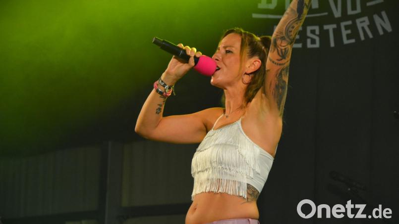 Einen 45-minütigen fulminanten Auftritt legte Milla Pink hin. Die Sängerin ist vor allem durch ihre Auftritte am Ballermann auf Mallorca bekannt. Bild: Josef Rosner