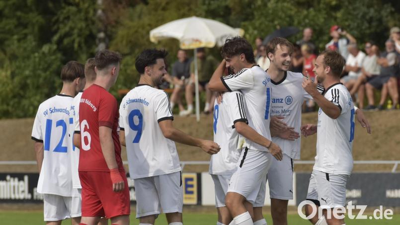 Neun Mal jubelten die Kicker des SV Schwarzhofen in Nabburg. Das 9:0 war natürlich das bisher höchste Ergebnis in dieser Bezirksliga-Saison. Bild: Hans Mark